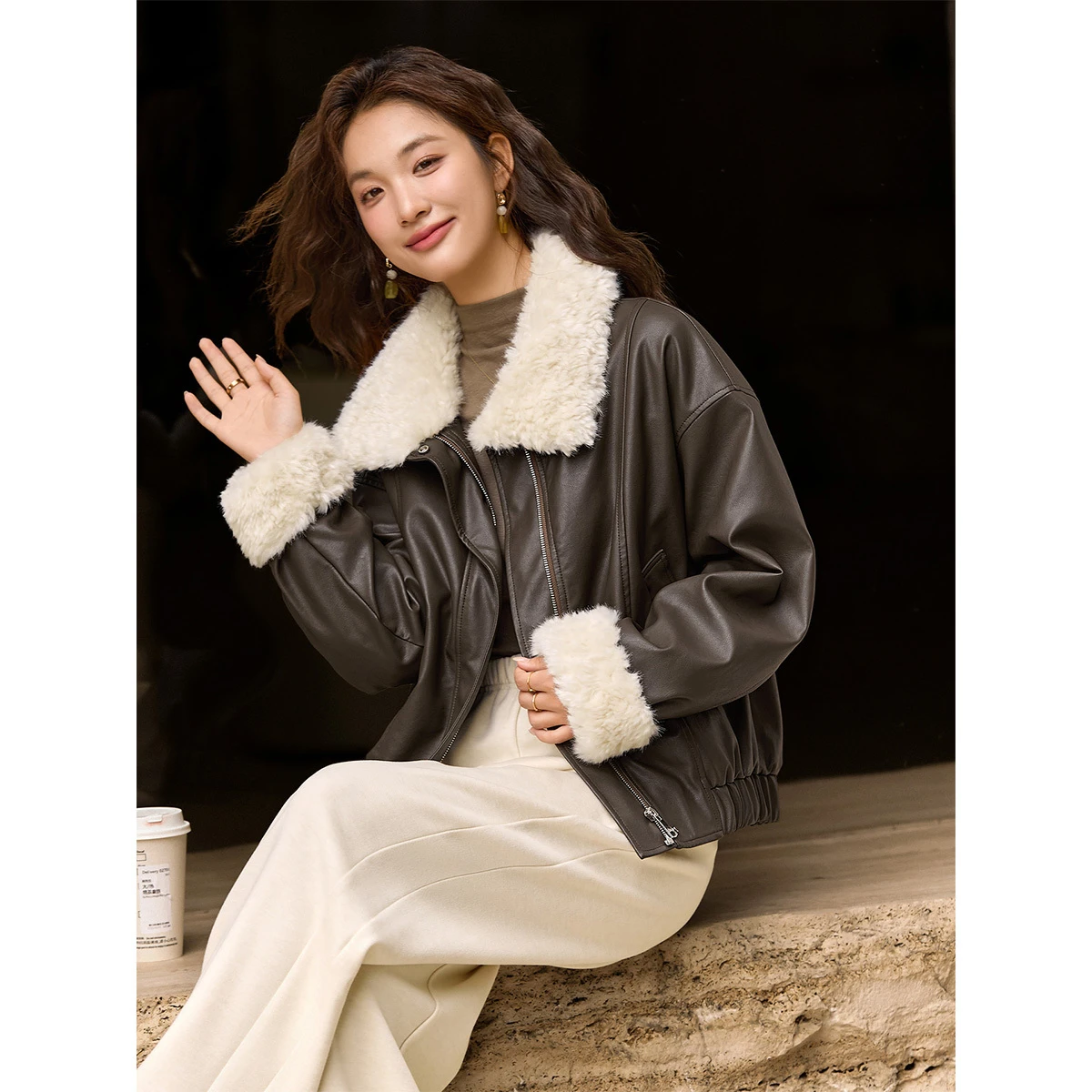 Kurtka damska VIMLY ze sztucznej skóry 2025 z pluszowym kołnierzem i mankietami, wiatroodporna kurtka motocyklowa, pikowana kurtka zimowa damska w kolorze kawowym, krótka, model 30556