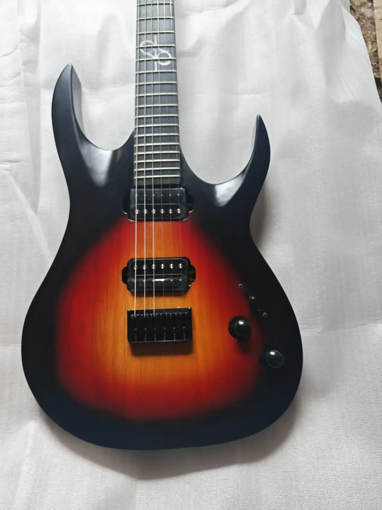 

Электрогитара китайского производства, корпус из ясеня, кленовый гриф, лады из нержавеющей стали, мощные звукосниматели Duncan на заказ, изготовленное на заказ гитарное звено