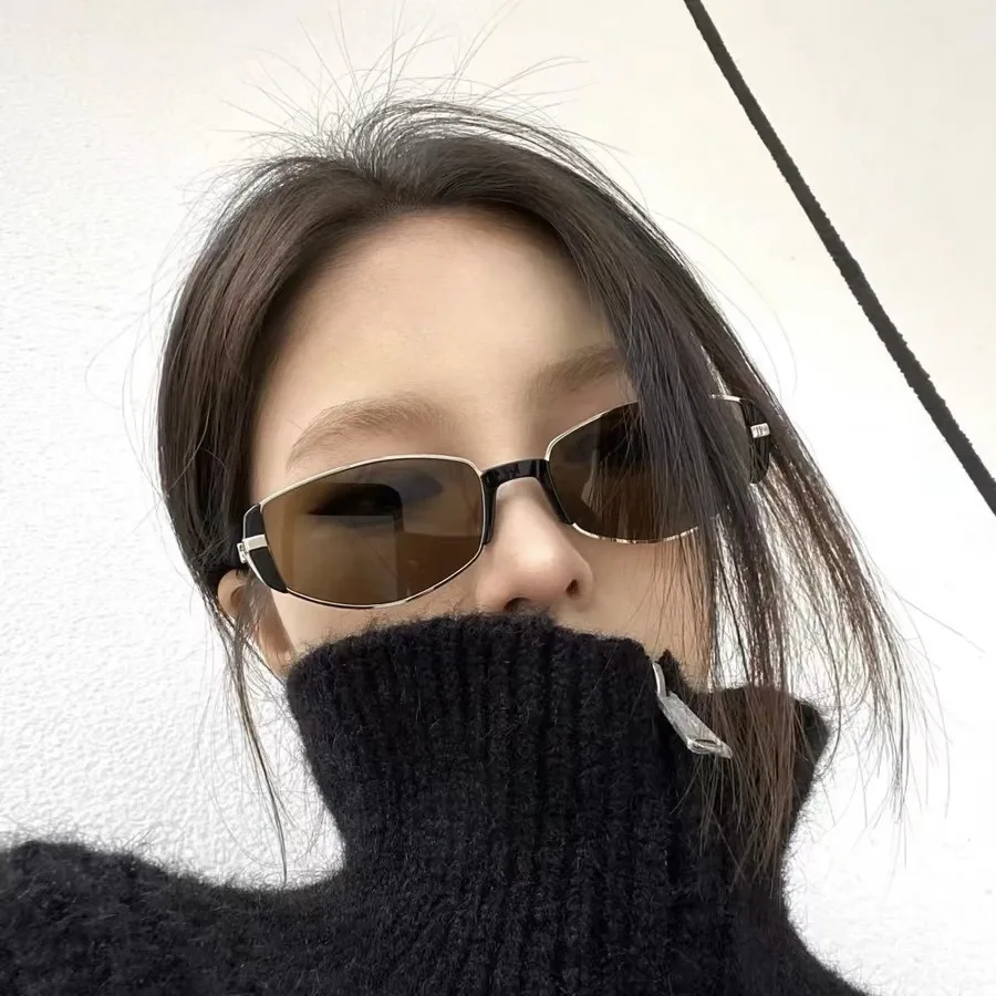 

Cool and luxurious small frame antique cat eye sunglasses paired with high-end fashionable UV resistant women's sunglasses