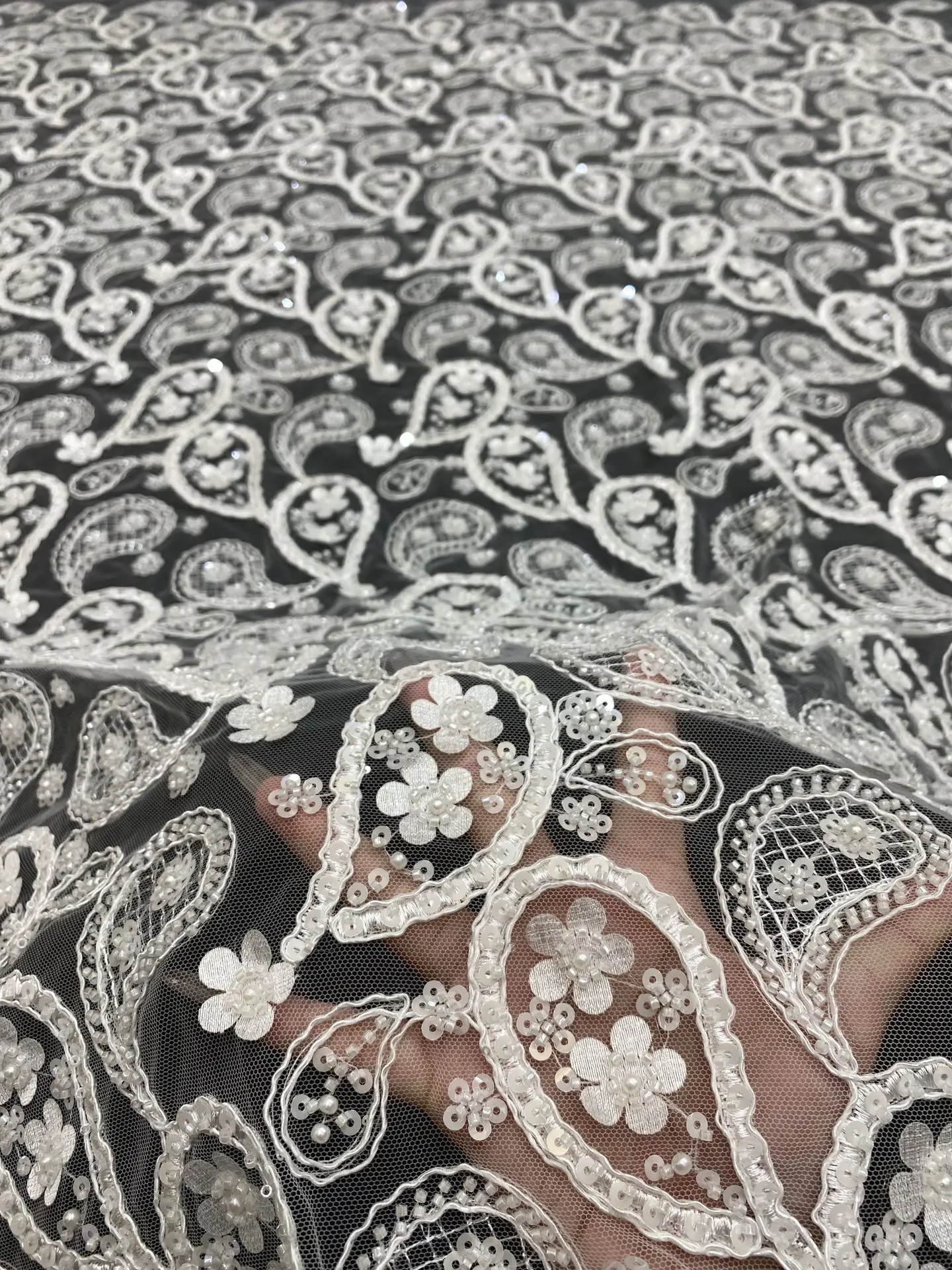 Neuer 3D-Laserperlen-Röhren-Pailletten-Paisley-Kordel-Stickerei-Spitzenstoff für Hochzeitskleider, Abendkleider, perlenbestickter Stoff