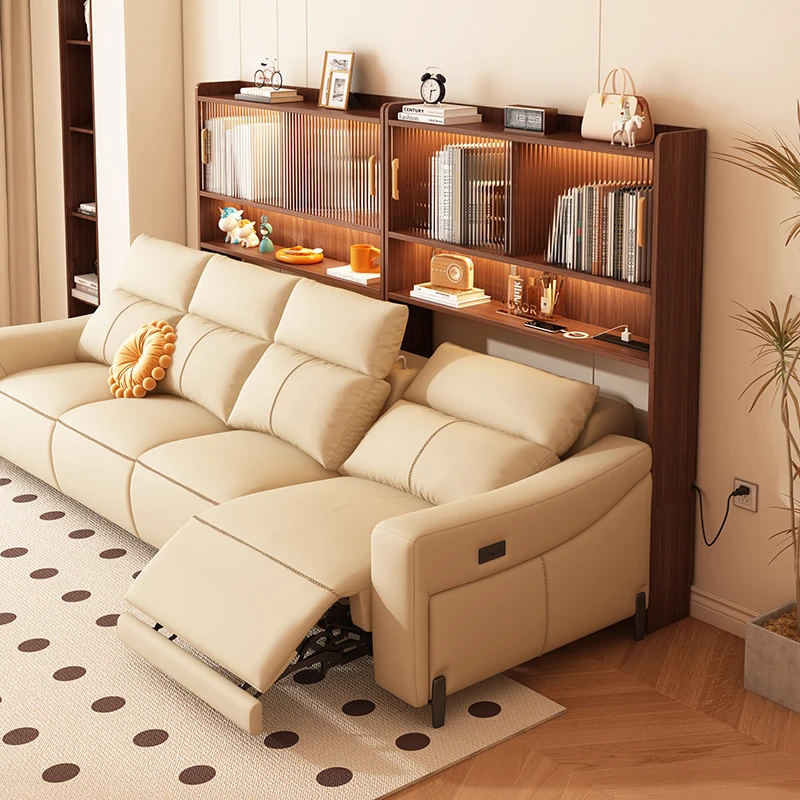 

Функциональный электрический диван у стены с узкой стойкой, шкафом со спинными отверстиями, витриной и стеллажем для хранения.