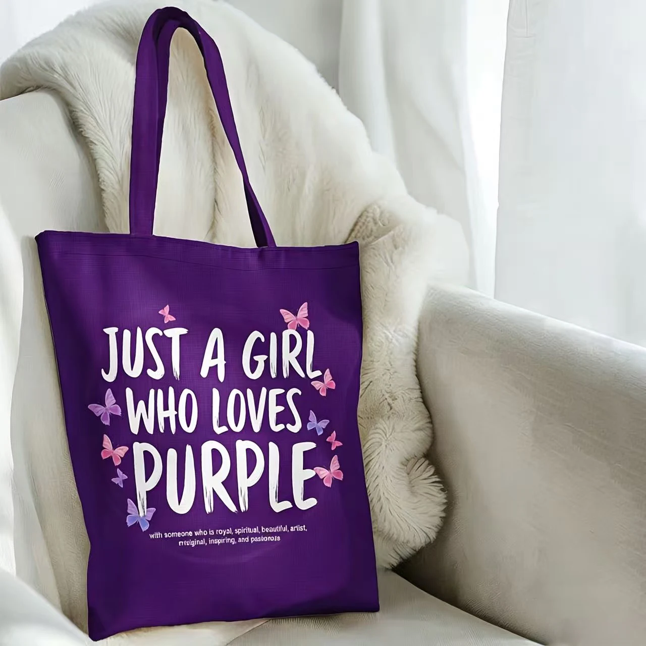 1 Stück Canvas-Einkaufstasche mit Schmetterlingsdruck – leichte, wiederverwendbare Umhängetasche mit inspirierendem Zitat „Just a Girl Who Loves Purple“. – Detail 3