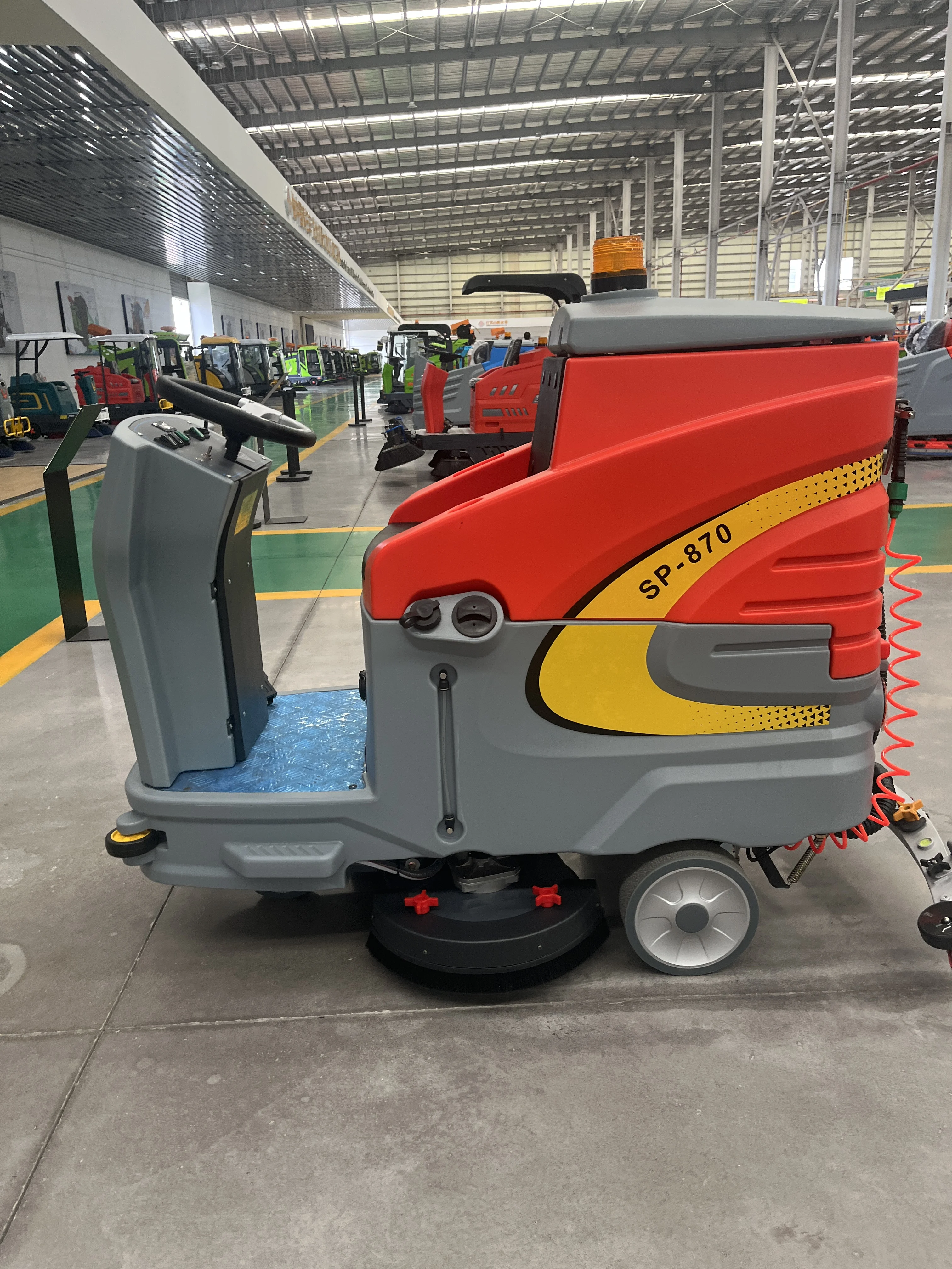 Modello 870 Vendita diretta in fabbrica Lavapavimenti Ride-on 5-6 ore di lavoro Lavapavimenti Magazzino Lavatrice per pavimenti in cemento