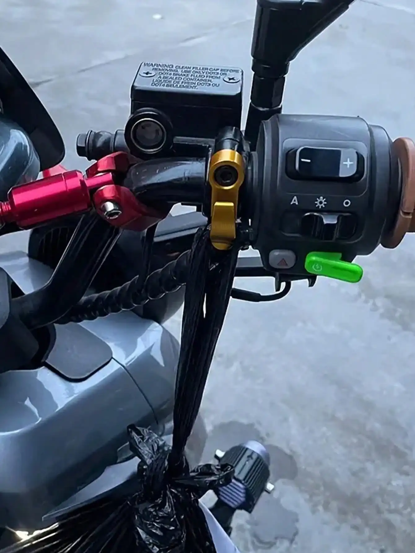 Klappbare Motorrad-Gepäckträger-Haken - usage example