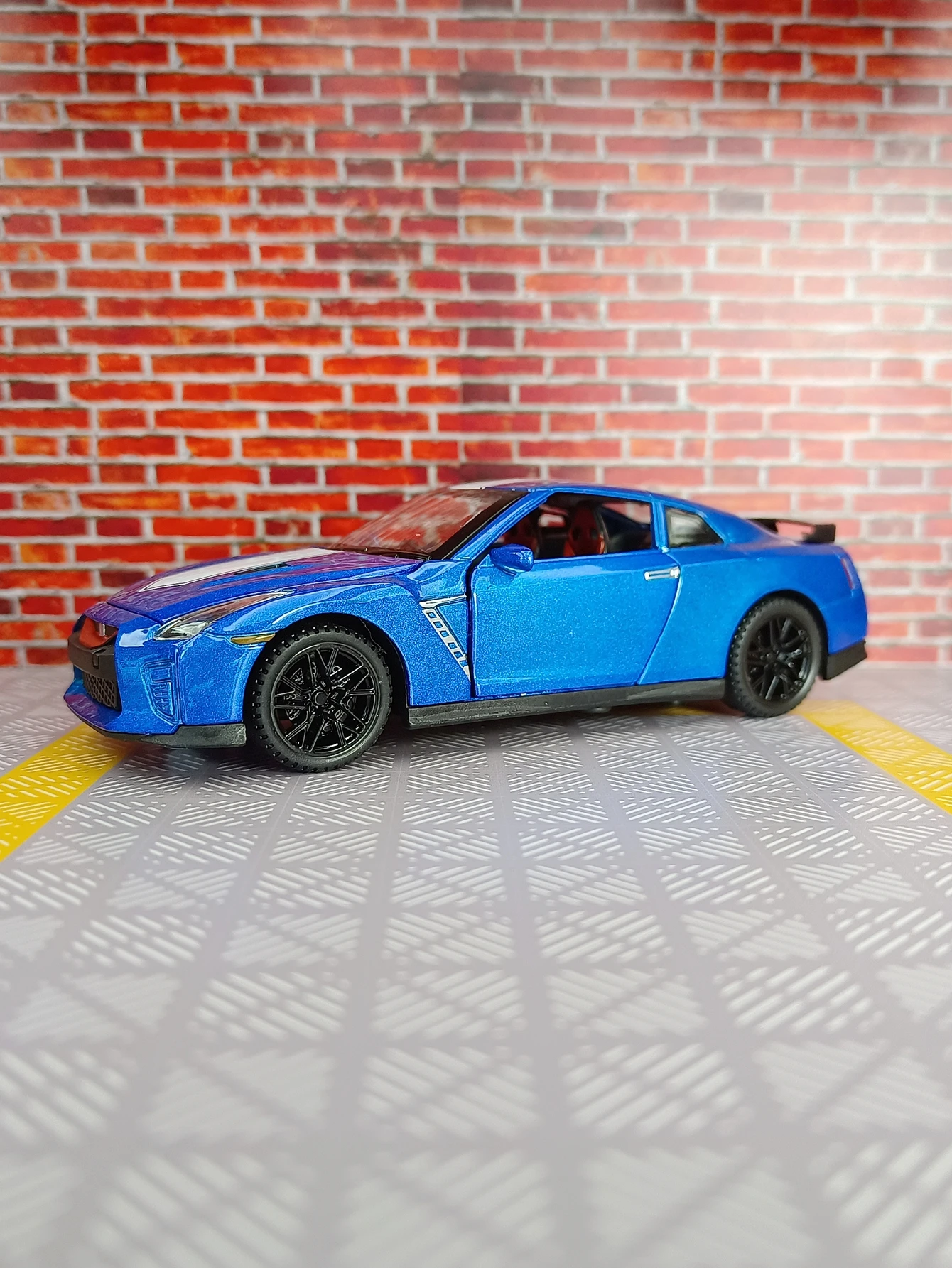 Simulação 1:32 modelo de carro em liga Nissan GTR 35 com peças de balanço de retorno de som e luz, portas e capô do motor, porta-malas podem ser abertas