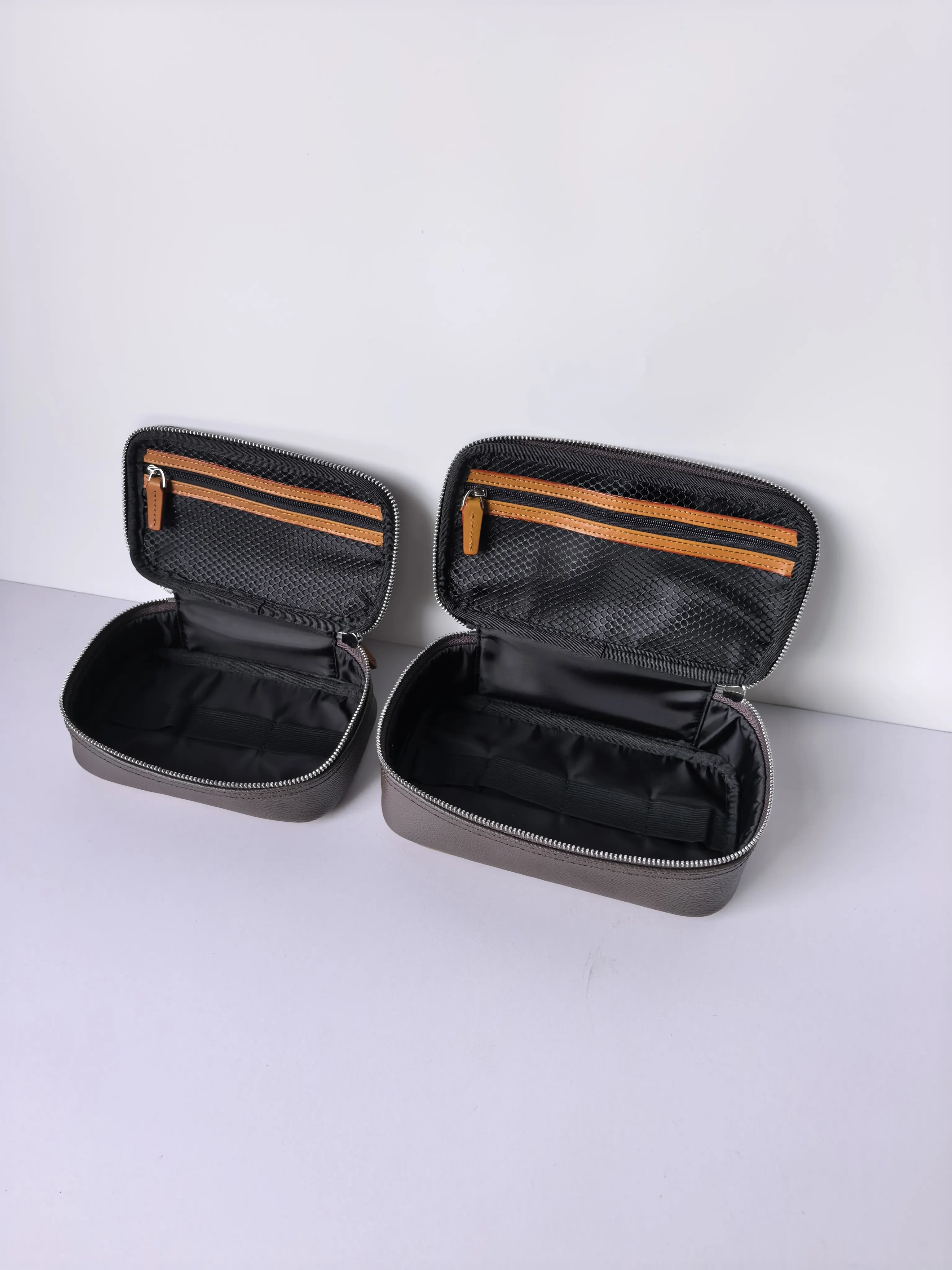 Wasserdichte Kosmetiktasche aus Beschichtetem Canvas mit Echtleder-Besatz, Unisex Reisetasche für Toilettenartikel in Groß und Klein, Organizer-Tasche – Detail 10