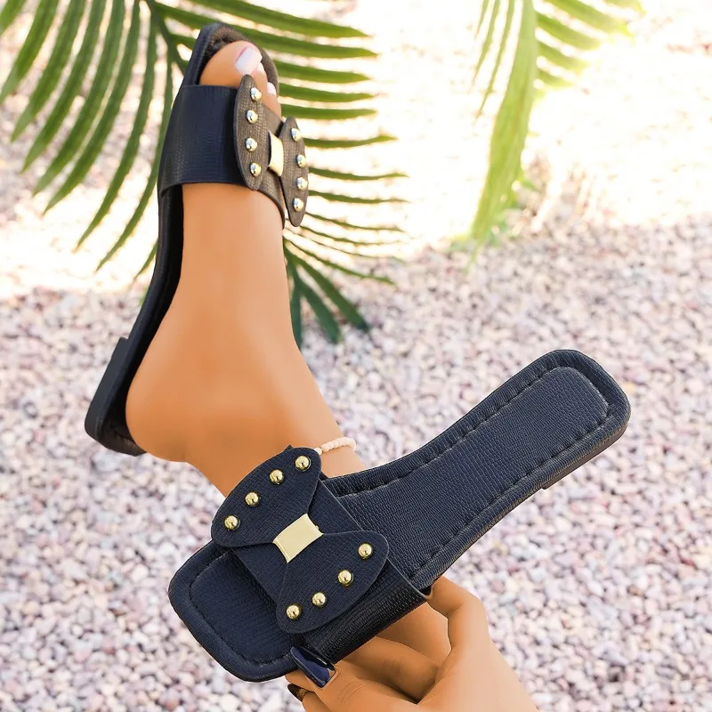 2026 Neue Damen-Sandalen mit Schleifenverzierung, luxuriöse Metallnieten-Sandalen, sommerliche, legere, flache, leichte Sandalen mit eckiger und offener Zehenpartie
