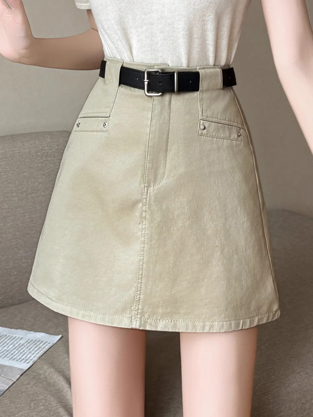 

Женская юбка А-силуэта цвета хаки для работы, весна-лето 2026, новая модель, маленький размер, универсальная, с завышенной талией, утягивающая, короткая юбка