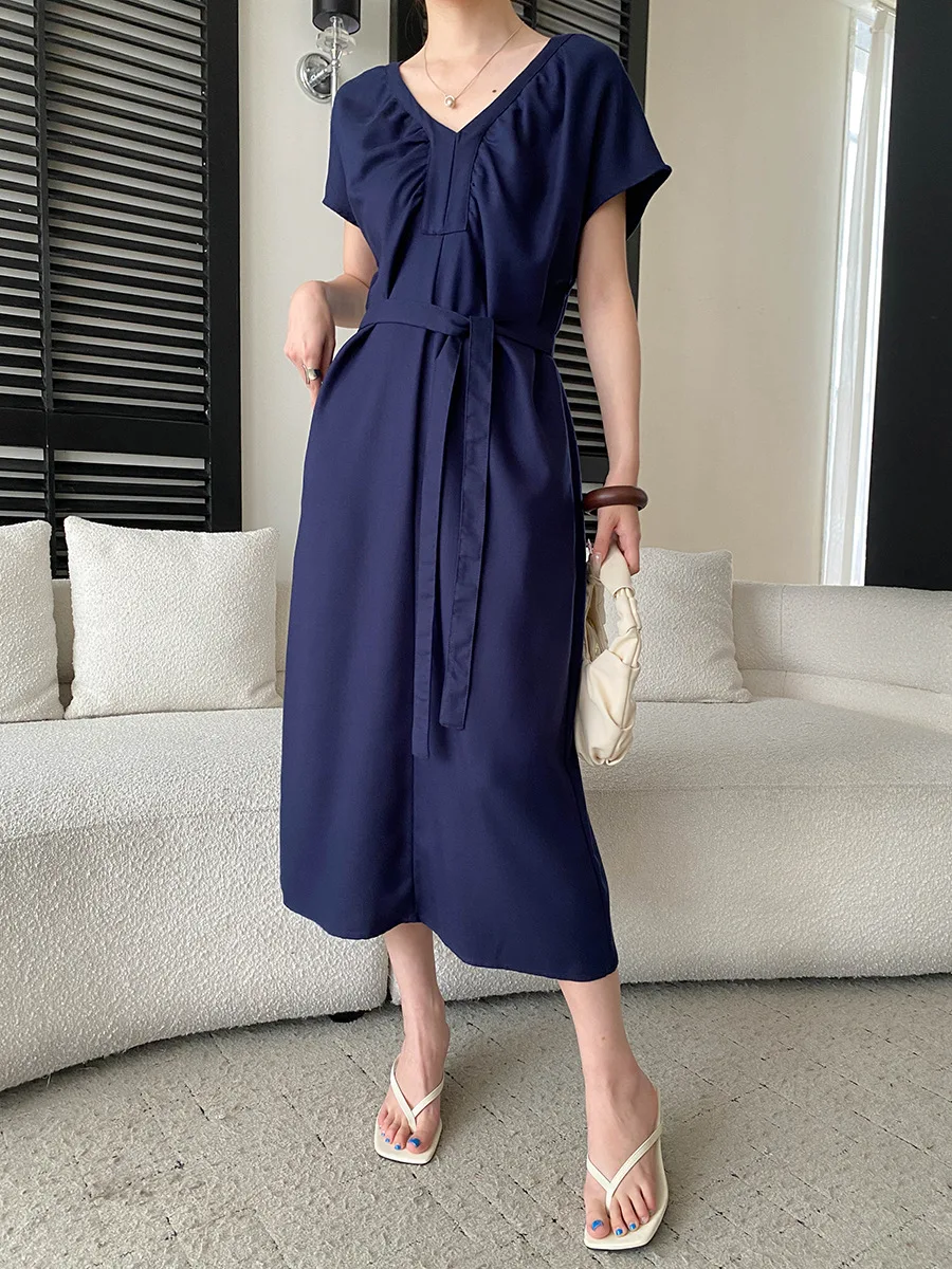 Sommerliches Damenkleid in unifarbenem Design mit V-Ausschnitt und Schnürung an der Taille für eine schlanke Silhouette. – Detail 23
