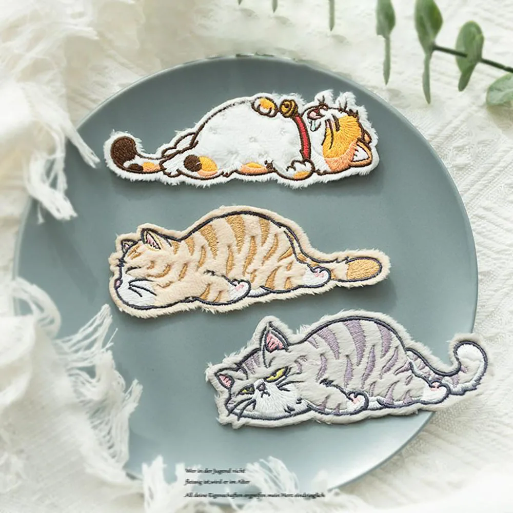 Ein Stück entzückende flauschige Lazy Cat Stickerei Patch DIY Eisen auf Applikation für Telefon Kleidung Dekoration