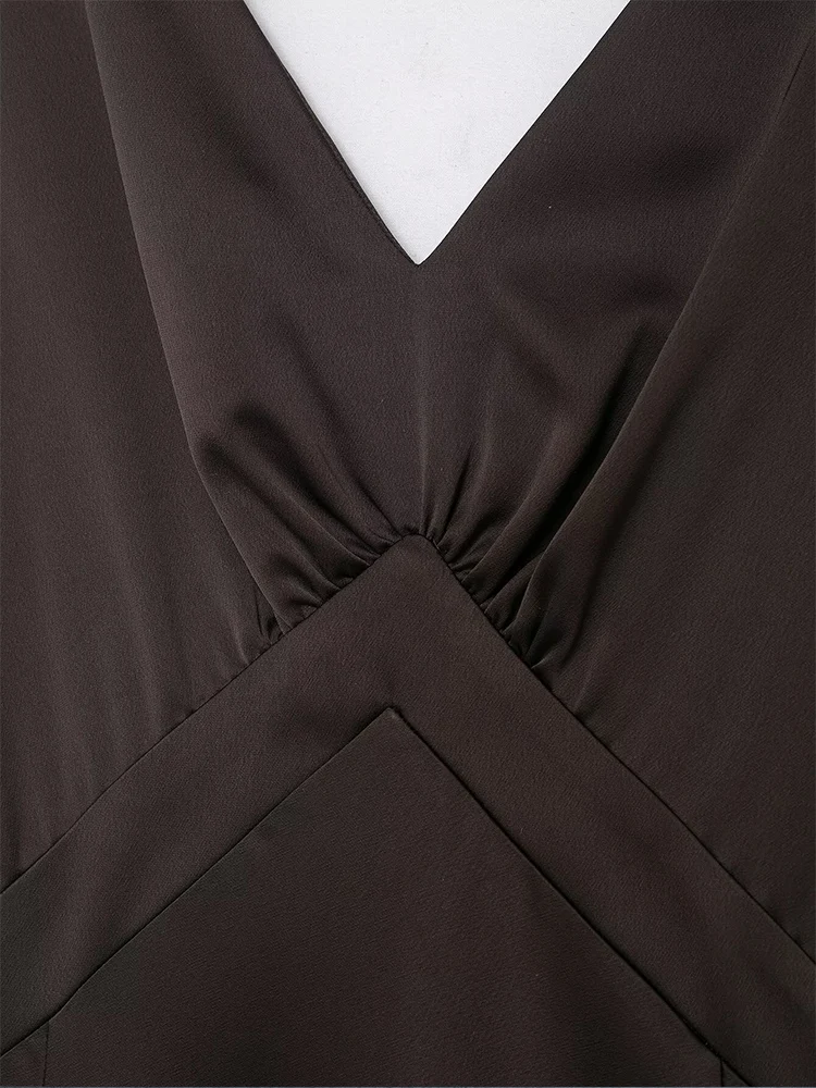 European-style new women's fashion, versatile, elegant V-neck sleeveless dress with a fitted waist and flowing satin texture.