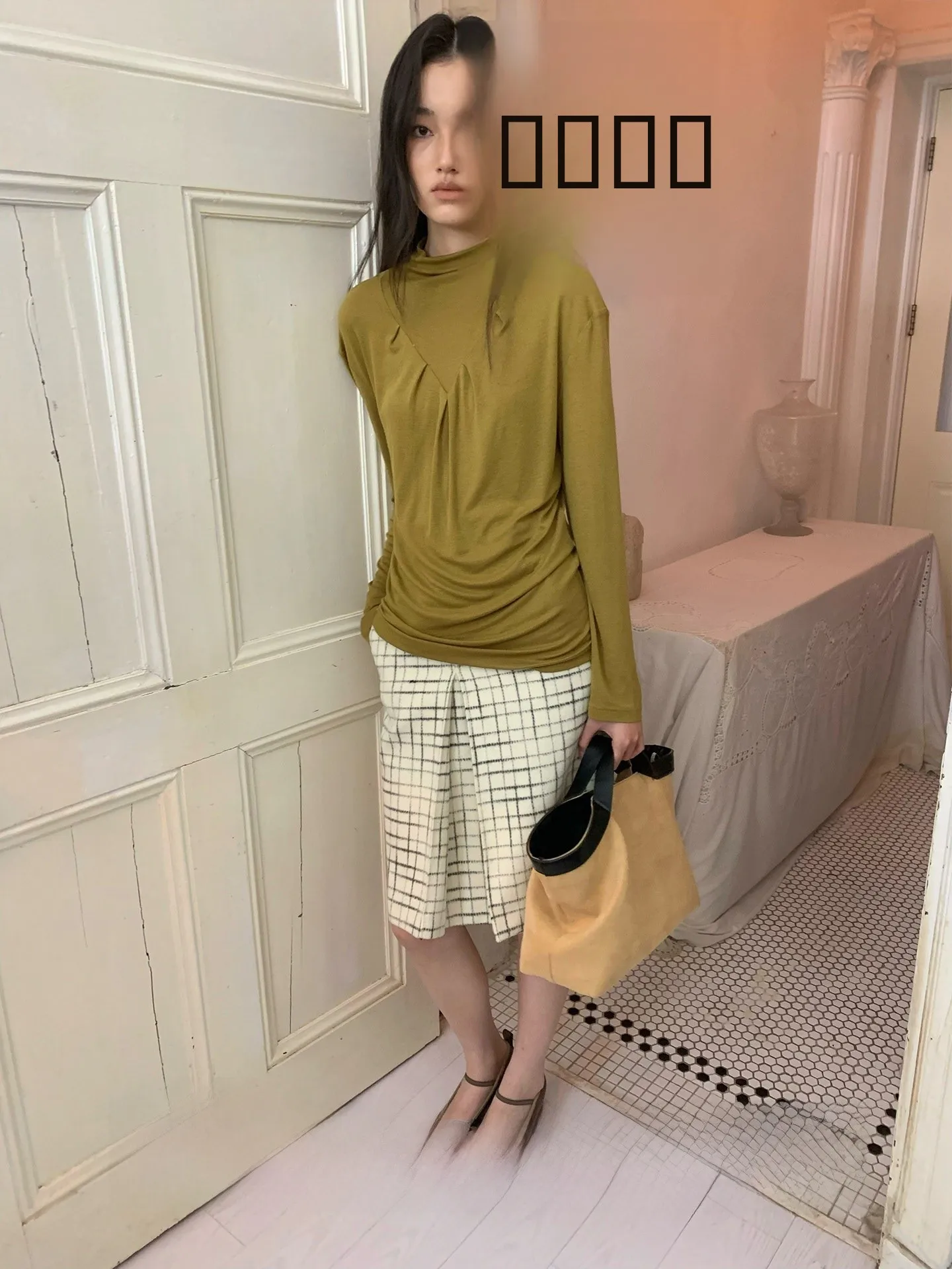 

Свободный вязаный комплект: коричневая клетчатая блузка с высоким воротником и плиссированная юбка в ретро-британском стиле (черно-белый)