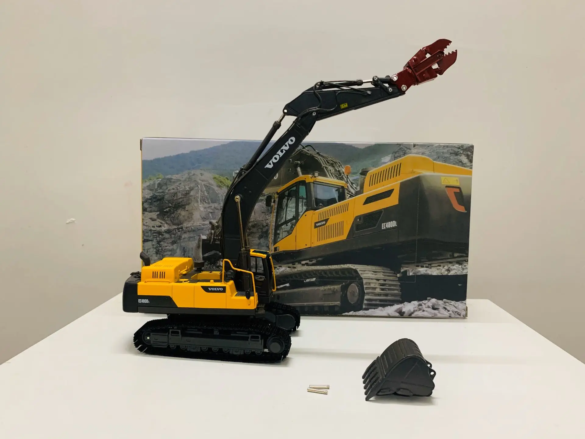 EC480DL Crawler Excavator/Demolition Machine 1/50 Scale Die-Cast Model NEW