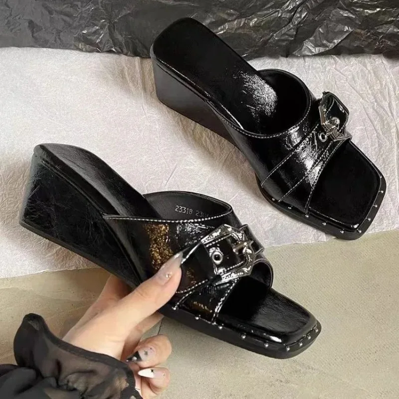 

Новые летние сандалии на танкетке с нескользящей подошвой, французский квадратный носок, с заклепками, увеличивающие рост, коллекция 2026