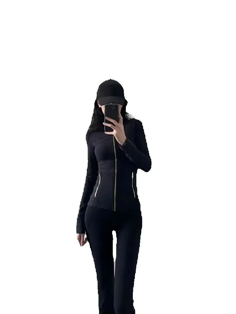 Goldfarbene Jacke mit Reißverschluss, kombiniert mit Yogahosen, mit schnell trocknender und atmungsaktiver Funktion, elastischem und schmal geschnittenem Design, sportlich.