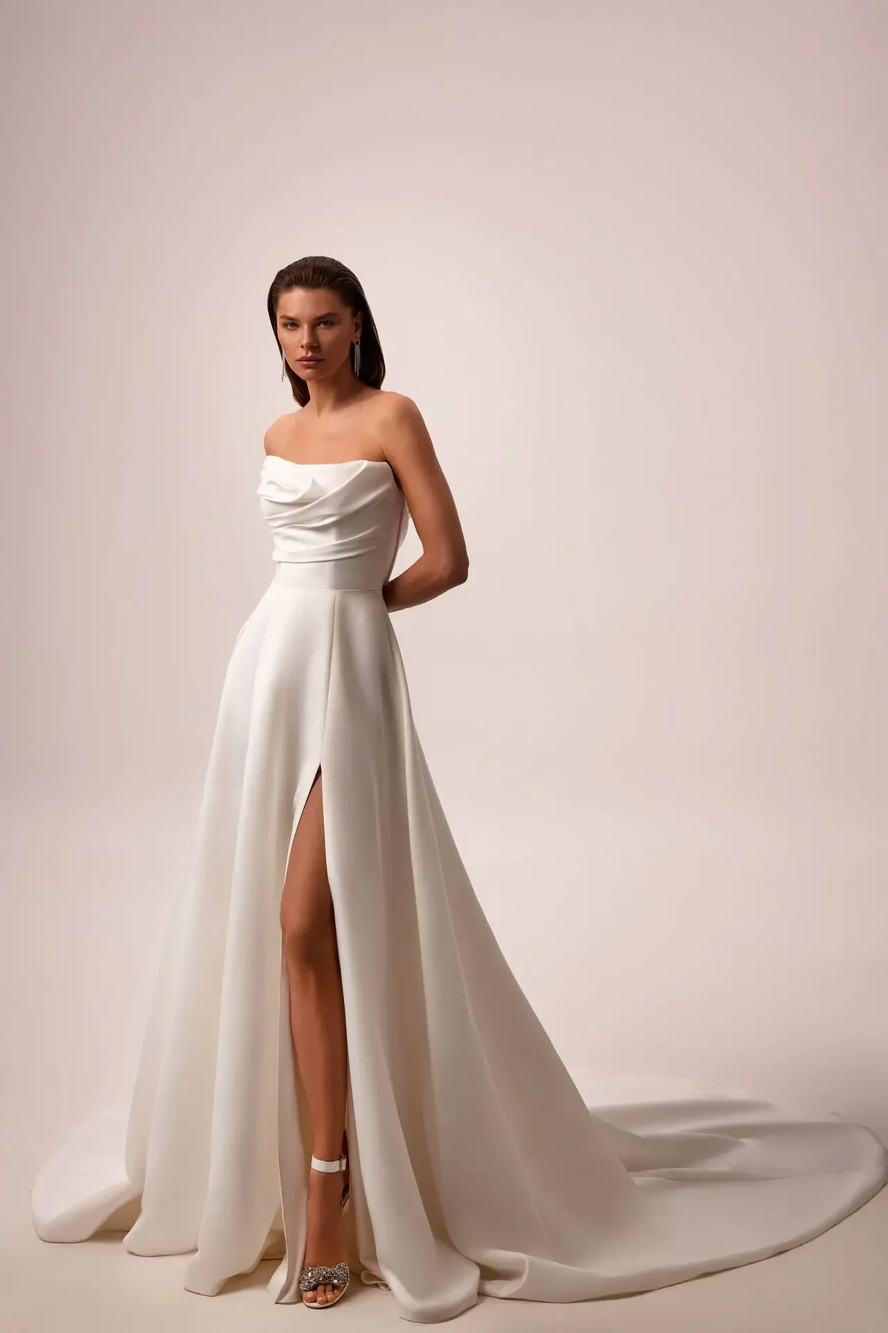 

Customize Elegant Wedding Dress Soft Satin For Women Strapless A-Line Floor Length Buttons Bridal Gowns Pleat Robe De Mariee