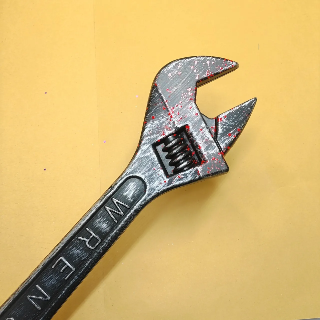 Fake Bloody Wrench Photo Prop Plastic Simulation Tool Halloween Horror Cosplay Costume Accessory April Fools Prank Party Decor