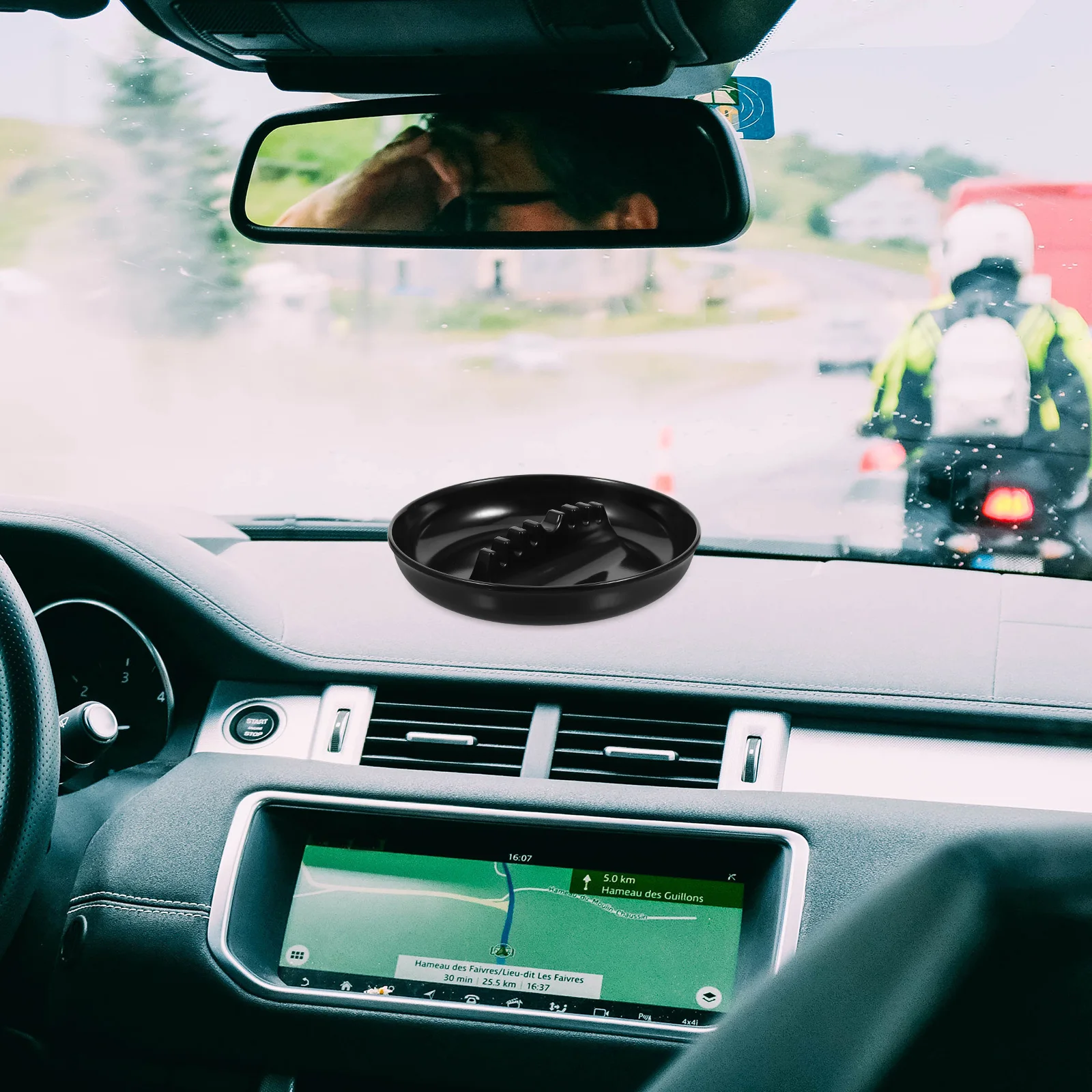 

Vintage Style Car Durable Plastic for Indoor Outdoor Use Portable Cigarette Bin Unique Slot Design Small Ashtray for Travelers