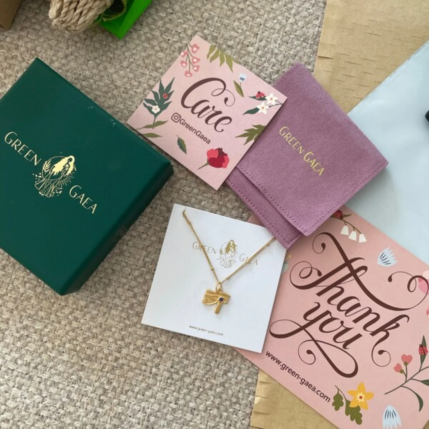 

Персонализированная фиолетовая шкатулка для драгоценностей из 20 шт. с мешочком из микрофибры: набор упаковки с логотипом