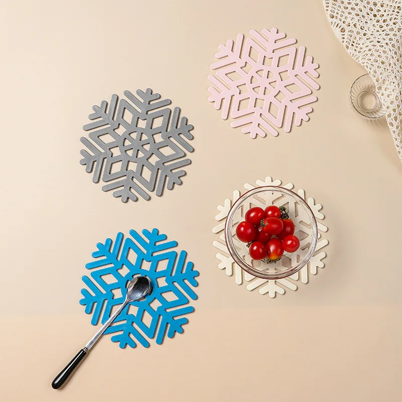 1PCS  Snowflake Silicone Coaster Heat Insulation and Anti-skidding Skeleton Cup Mat Coffee Drink Hot Pad Kitchen Placemat Decor