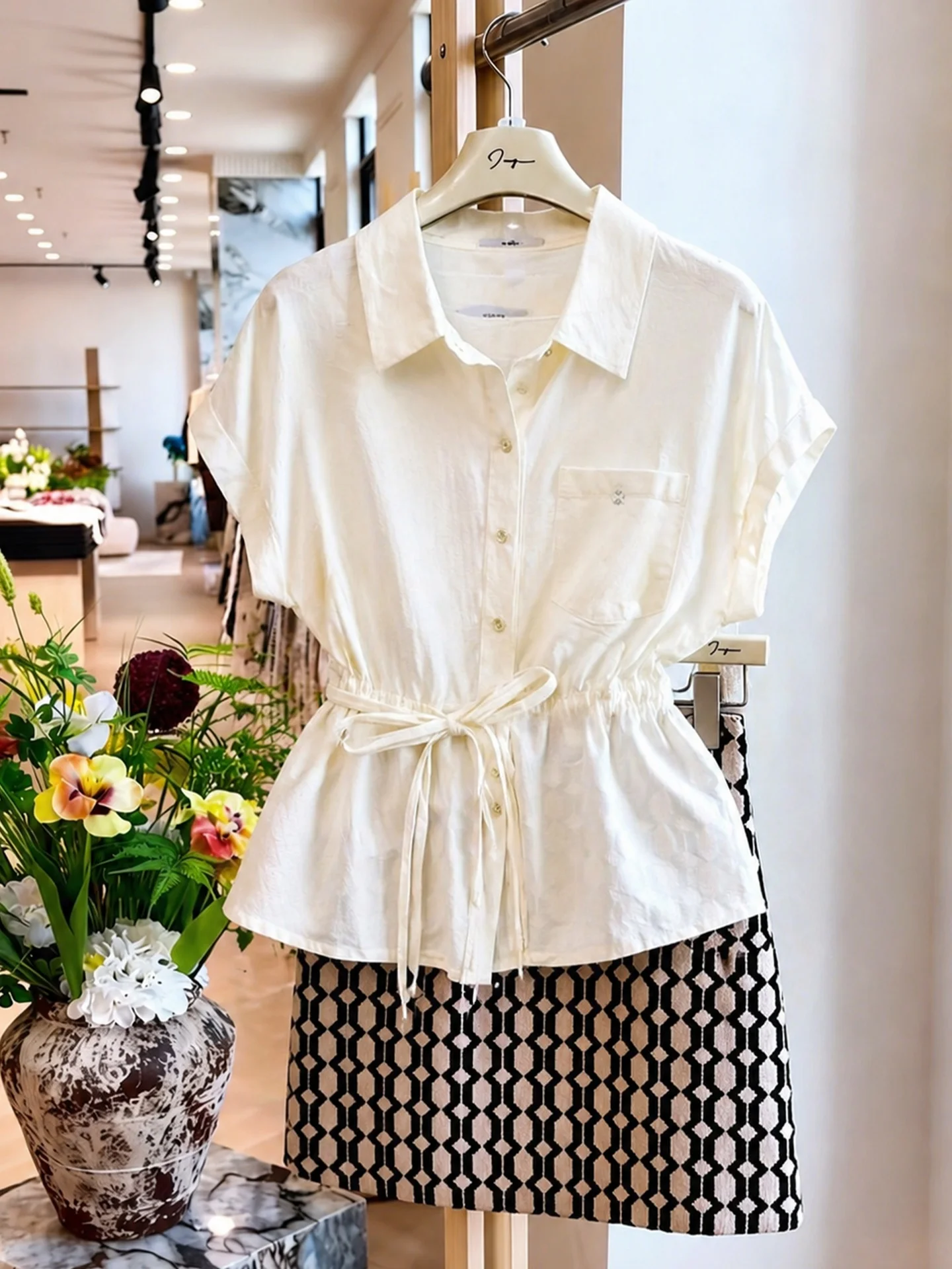 

Fashionable Simple Belted Short Sleeve Shirt Summer 2026 Collar Commute Style High-End Feeling Top Women's Silk Blend