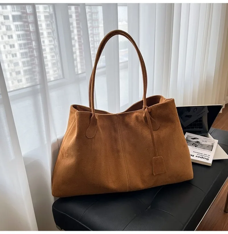 Damen-Schultertasche aus braunem Kunstwildleder, Lässiger Minimalistischer Stil für Tägliche Aufgaben, Wochenendausflüge & Alltägliche Arbeitshandtasche – Detail 23