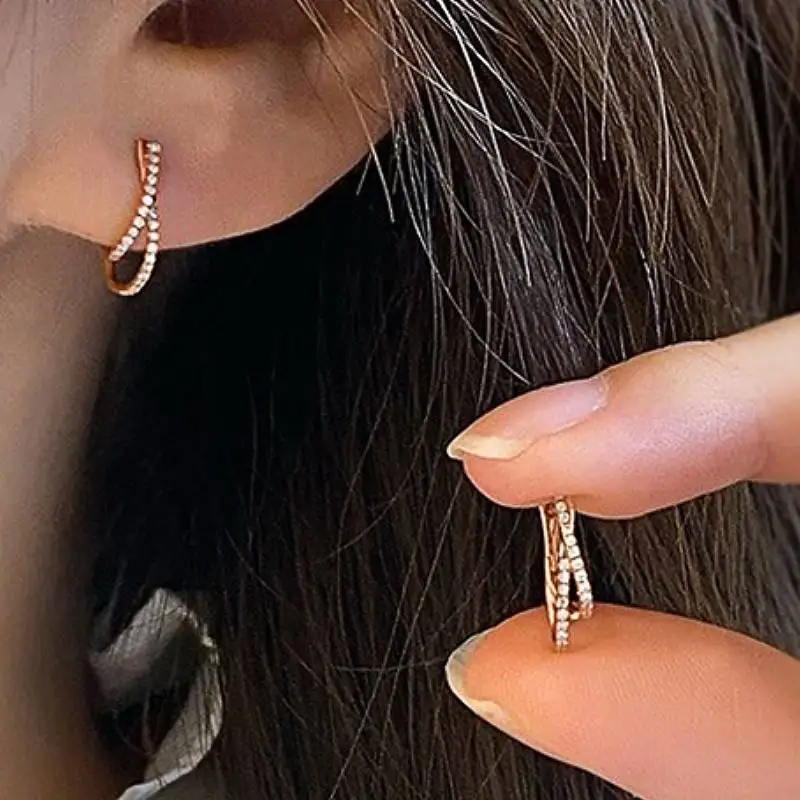 Huitan Damen-Creolen in Roségold mit Kreuz-Design, Trendige Party-Accessoires, Elegante Hochzeits-Schmuckstücke mit Glänzenden Zirkonia-Steinen