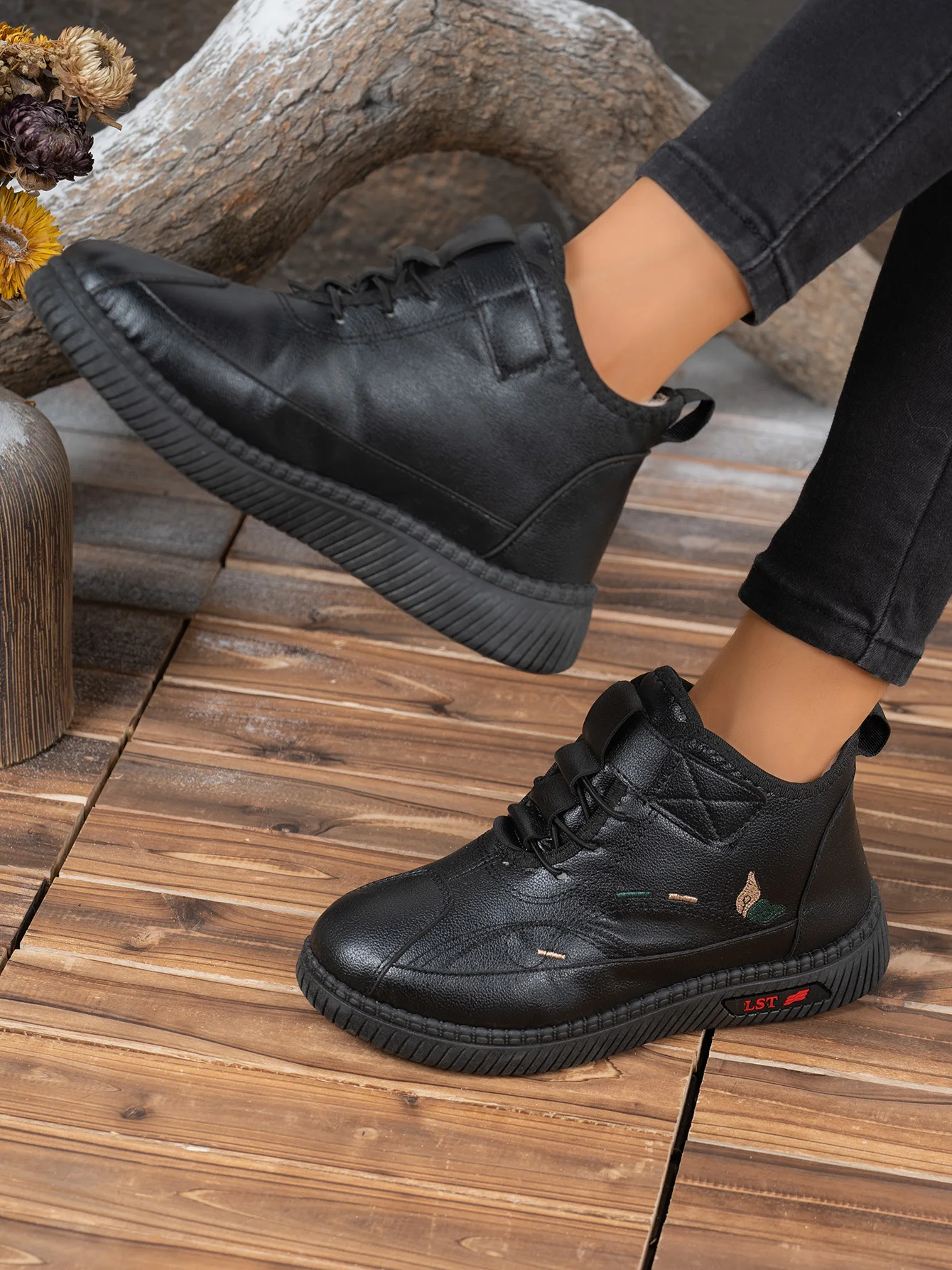 2026 Winter Damen Fleece-Gefütterte Leder-Stiefeletten Klettverschluss Stickerei Rutschfeste Weiche Gummisohle Warme Freizeitstiefel – Detail 20