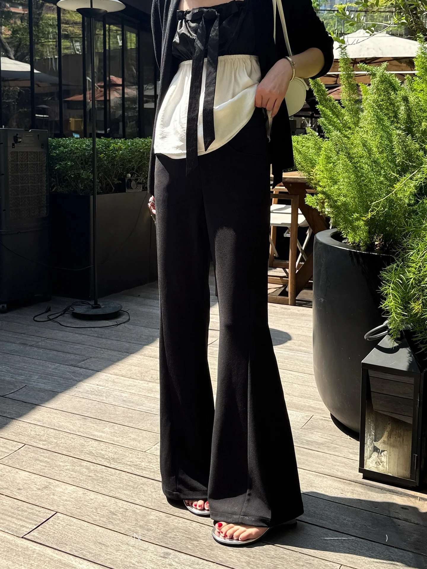 

Брюки-клеш с высокой талией Slim Fit черного цвета, версия Naked Feel, с эффектом талии-песочных часов, повседневные брюки для женщин от UKILAU