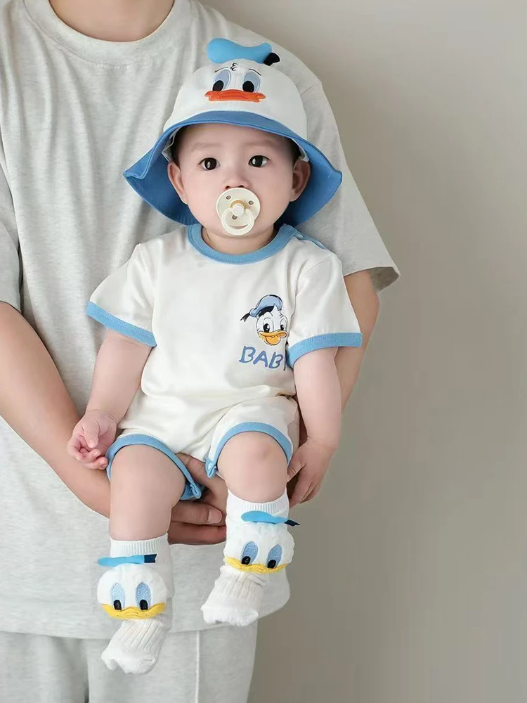 

Летний комбинезон для новорожденных мальчиков + шапка + носок, комплект одежды из 3 предметов, хлопковый комбинезон с принтом «Дональд Дак» для девочек, боди для младенцев, От 0 до 2 лет