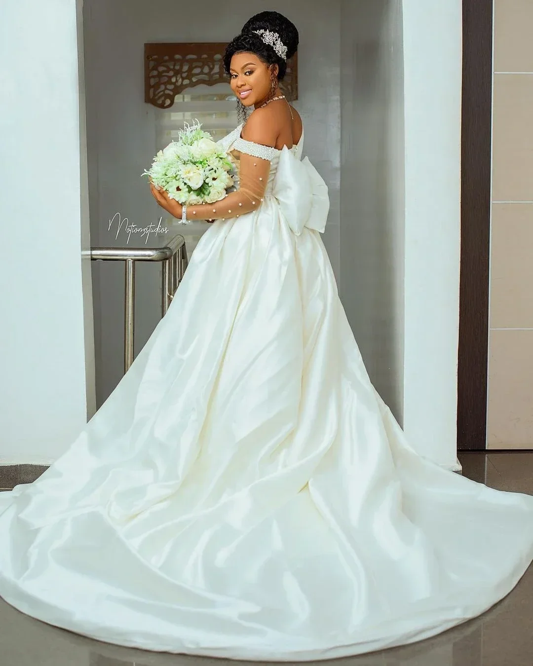 Personalizado fora do ombro apliques pérolas vestido de casamento trem varredura vestido noiva sem costas sereia vestidos de noiva