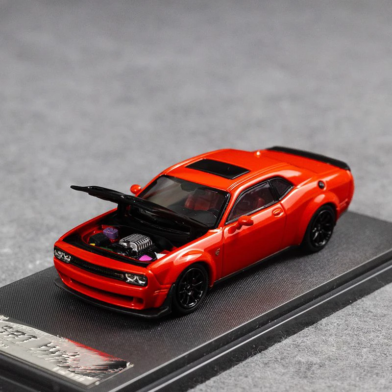 SH 1:64 Challenger HellcatThe front cover can be openedAlloy car model