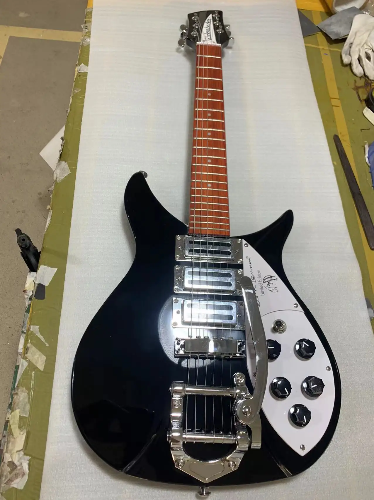 Rickenbacker 325 high-grade electric guitar neck light paint work fine feel comfortable sound super great，of high quality