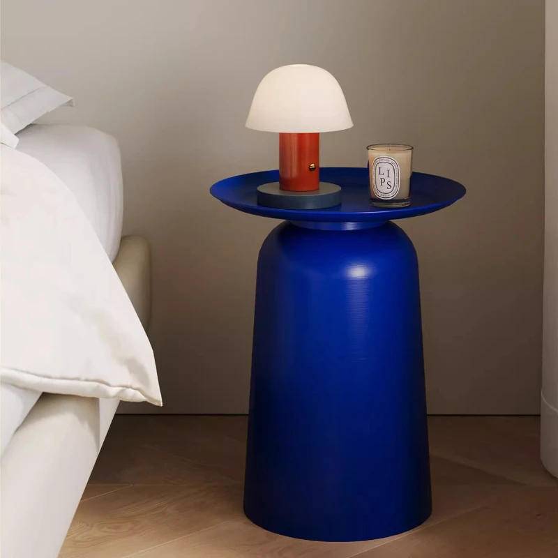 

Красный приставной столик для дивана. Высококачественный круглый торцевой столик для гостиной. Современная креативная тумбочка для спальни. Дизайнерские журнальные столики.