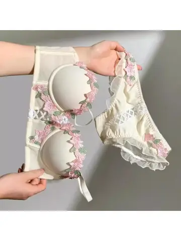 YUQI Vintage Floral Lingerie Set Cream Lace Bralette Retro Push Up Bra for Small Bust Women Pure Sensual Embroidered Wireless