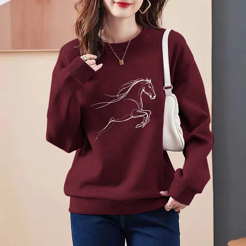 

Женская весенне-осенняя новинка: бордовый свитшот с принтом лошади, круглый вырез, свободный крой, повседневный, универсальный, теплый топ