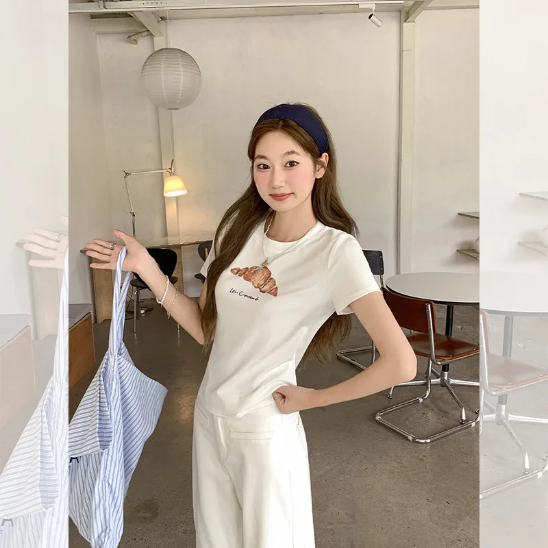 Novedad de verano, camiseta blanca de manga corta con cuello redondo y diseño de hombros descubiertos para mujer, Top ajustado con estampado de pan de estilo coreano