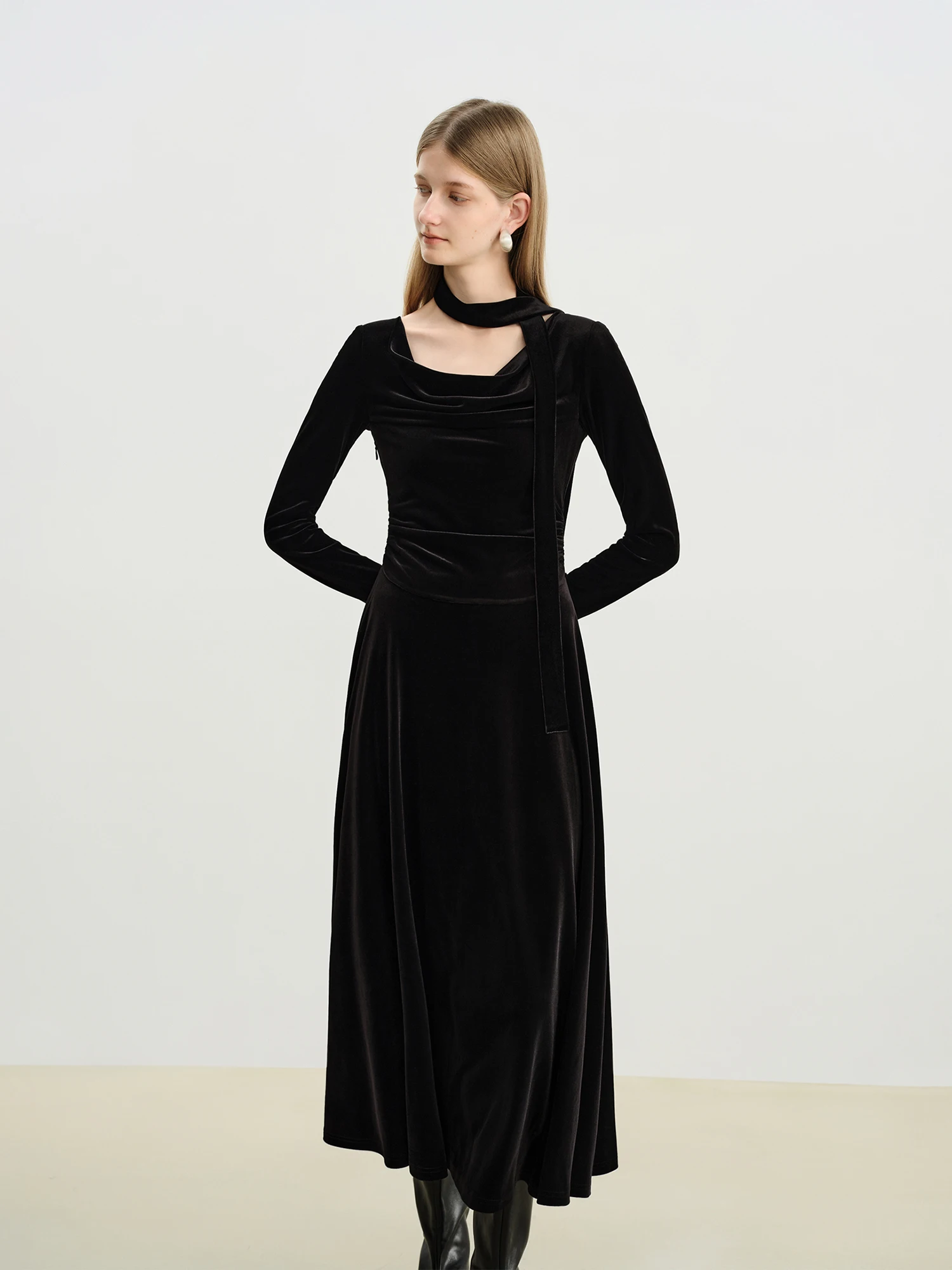 فستان ZIQIAO مخملي محدد الخصر وياقة متأرجحة ورقبة مائلة للنساء فساتين شتاء جديدة أنيقة على شكل حرف a بطيات #2