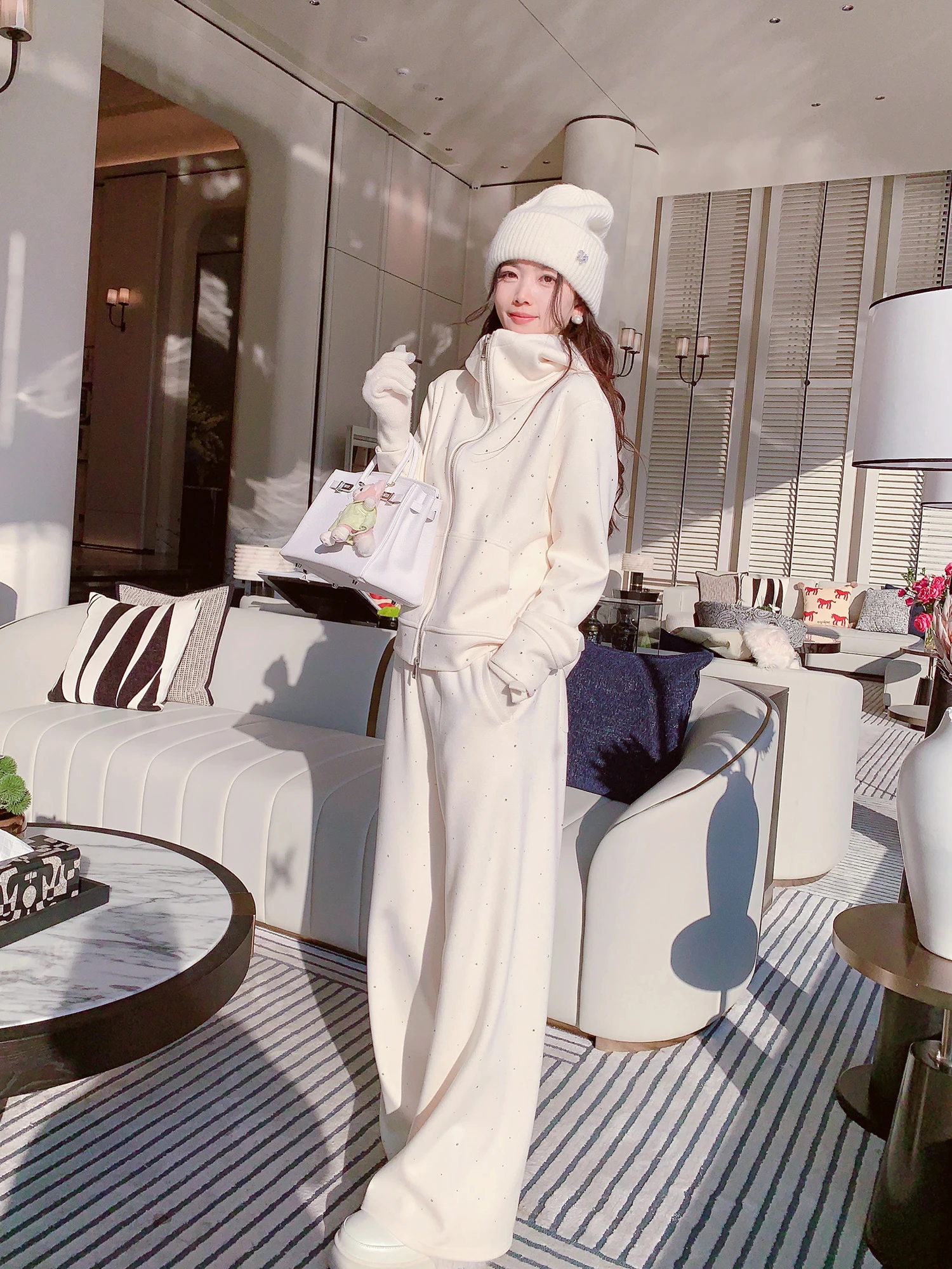 

Комплект MissLuxury: Куртка с капюшоном и широкие брюки из полиэстера и нейлона для женщин, осенне-зимний спортивный повседневный костюм в стиле Young Sle