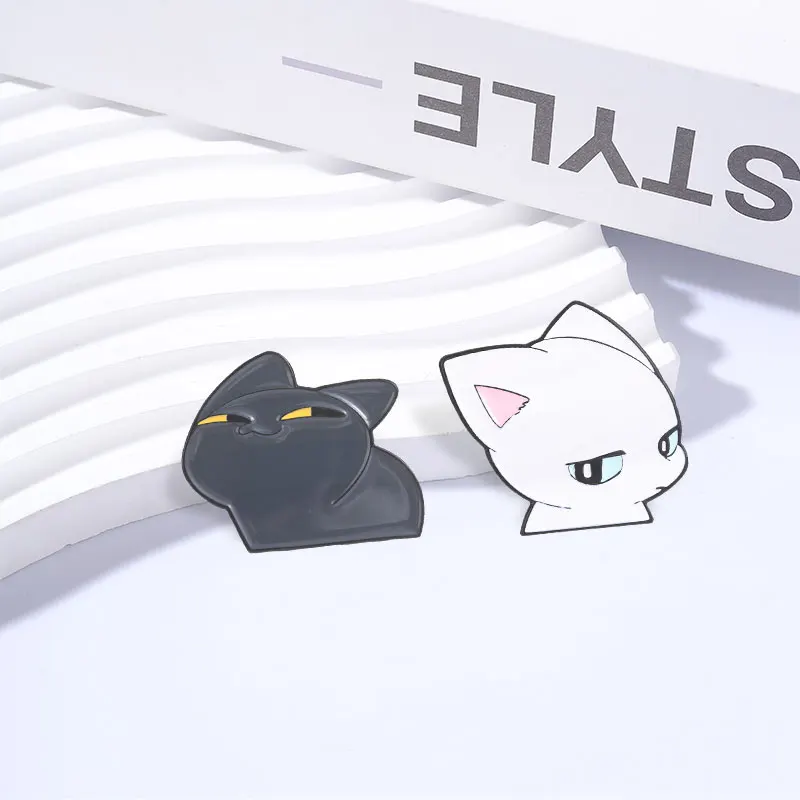 Paar-Katzen-Cartoon-Emaille-Pin: Süße schwarz-weiße Katzen-Brosche mit Strabismus & spähendem Blick für Paare, beste Freunde, Taschen- & Reversdekoration, Geschenk – Detail 6