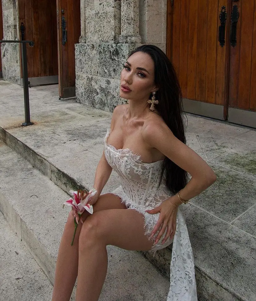 2025 チューブトップセクシードレス エレガントな気質 フィッシュボーンウエスト イレギュラーレースショートスカート レディースTシャツ服 女性服