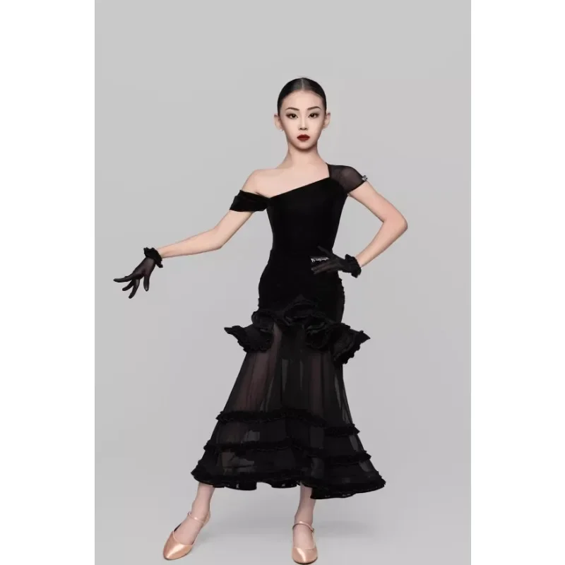 Dziewczęca sukienka do ćwiczeń latynoamerykańskich na zamówienie, nowoczesny zestaw trzyczęściowy z asymetrycznym ramieniem, spódnica konkursowa z siateczką, strój do występów.