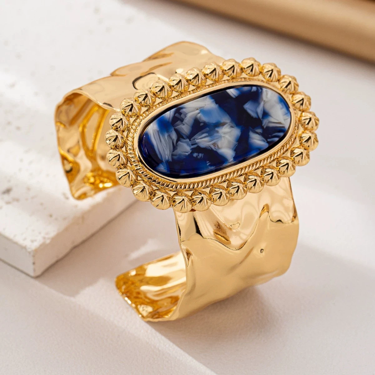 القطع الناقص الأزرق الراتنج الغريبة الهندسة غير النظامية الجلد الملمس نسخة واسعة سوار معدني للنساء فتاة العصرية الإسورة HUANZHI جديد