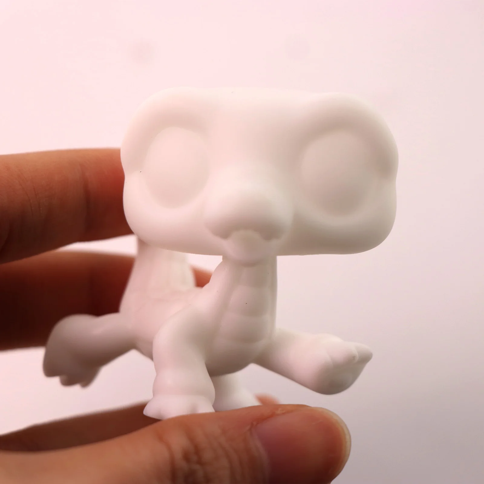 Biała baza LPS Minilpsshop do malowania figurek zwierząt: krokodyl, pająk, owczarek niemiecki, żółw, panda, bullterier i owczarek szkocki DIY