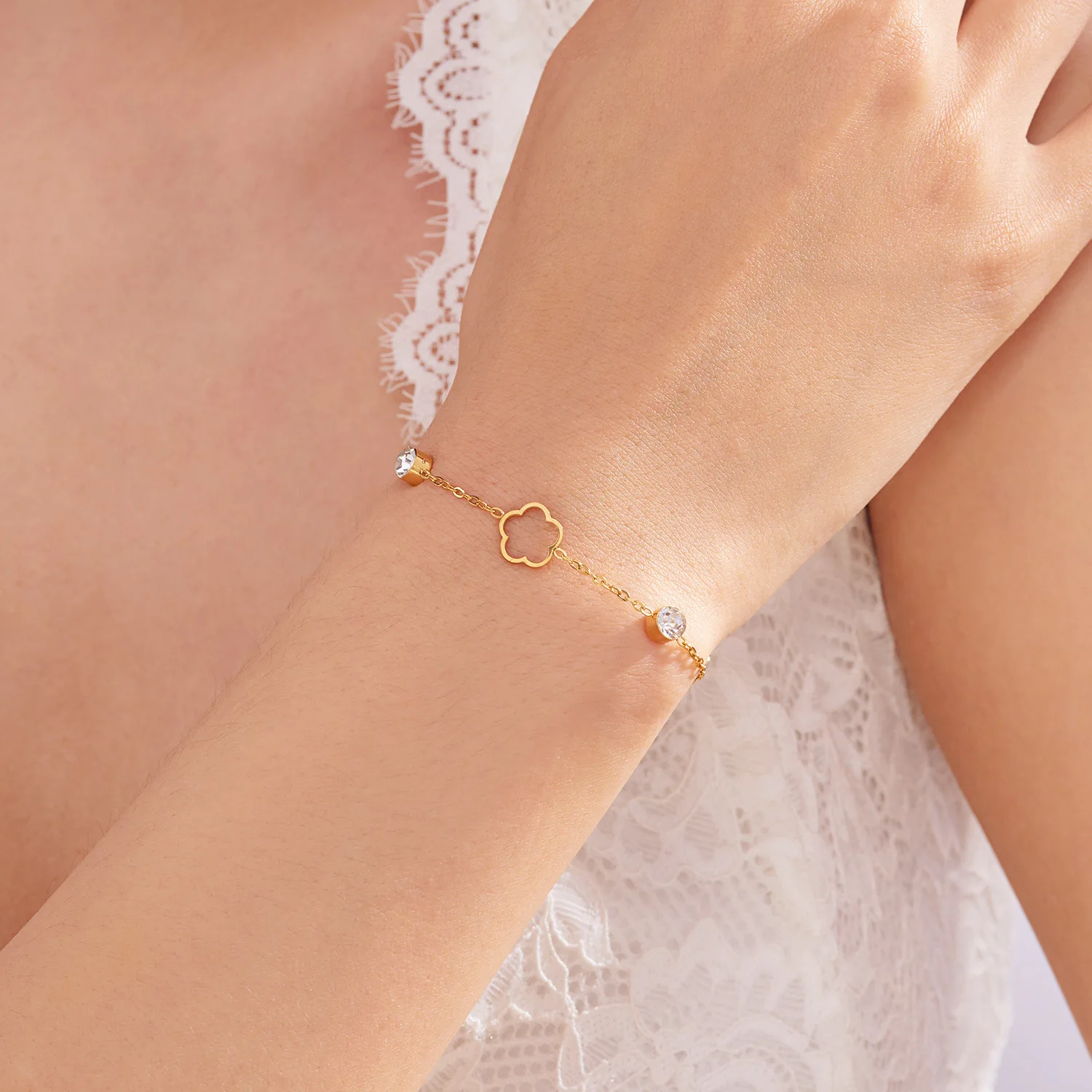 

Women's lucky bracelet with five-petal flower and sparkling rhinestones and an adjustable chain. Perfect for girlfriends.