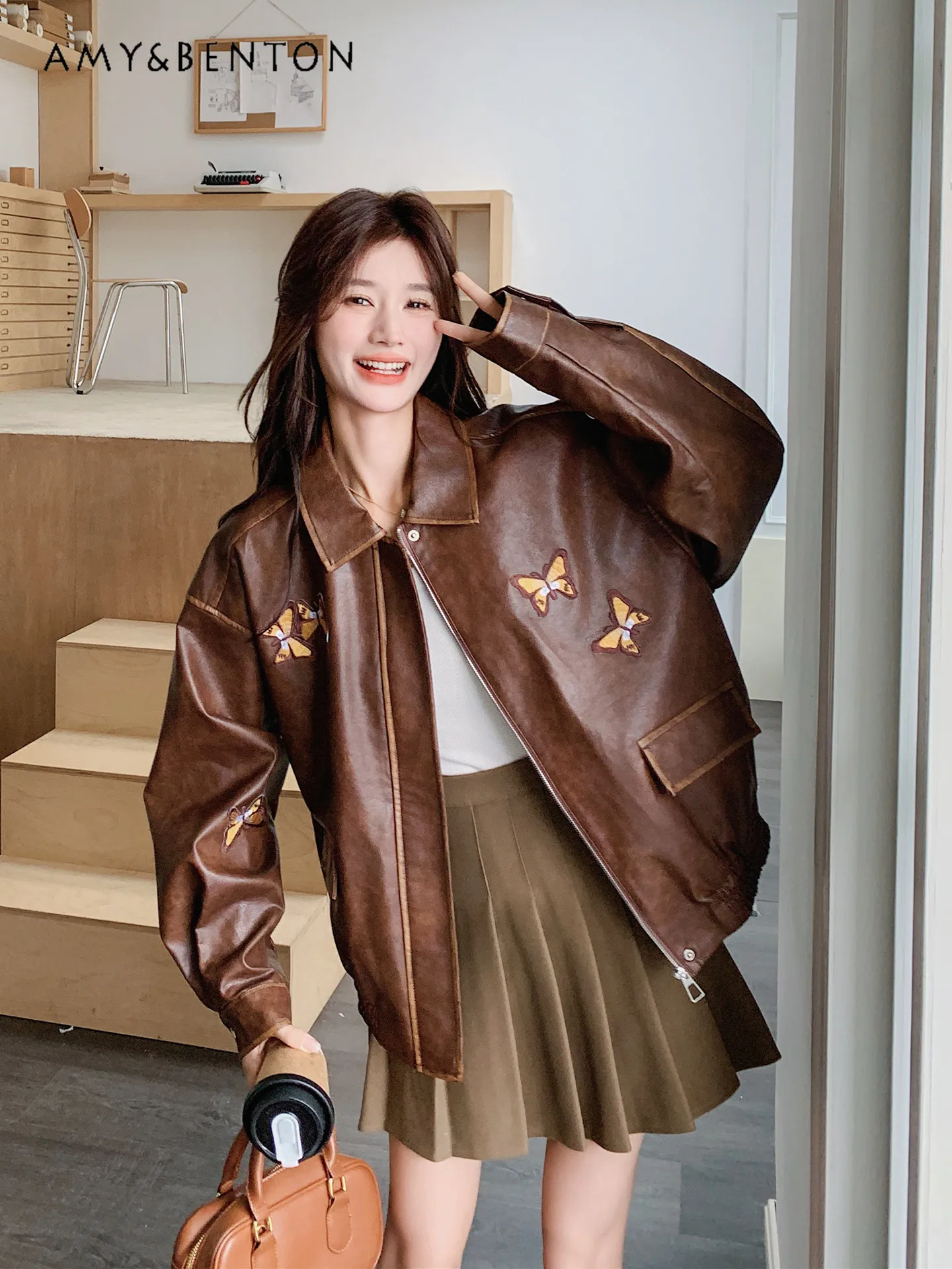 2025 الربيع والخريف جديد القهوة اللون الرجعية القوس المطرزة دراجة نارية سترة جلدية المرأة فضفاضة معطف قصير غير رسمي