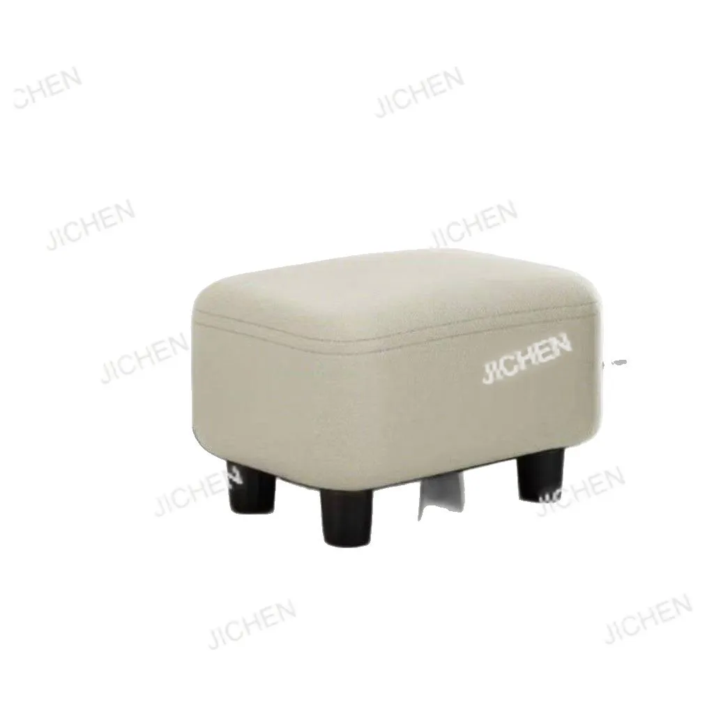 

Мягкие туфли из искусственной кожи, табурет для переобувания, прихожая, диван с сумкой для обуви.