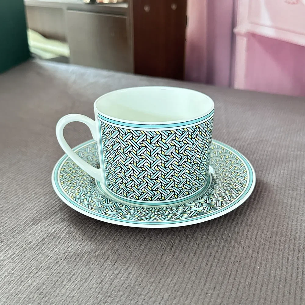 Europäische Retro Licht Luxus Keramik Kaffeetasse Home Bone China Tasse und Untertasse Set Englisch