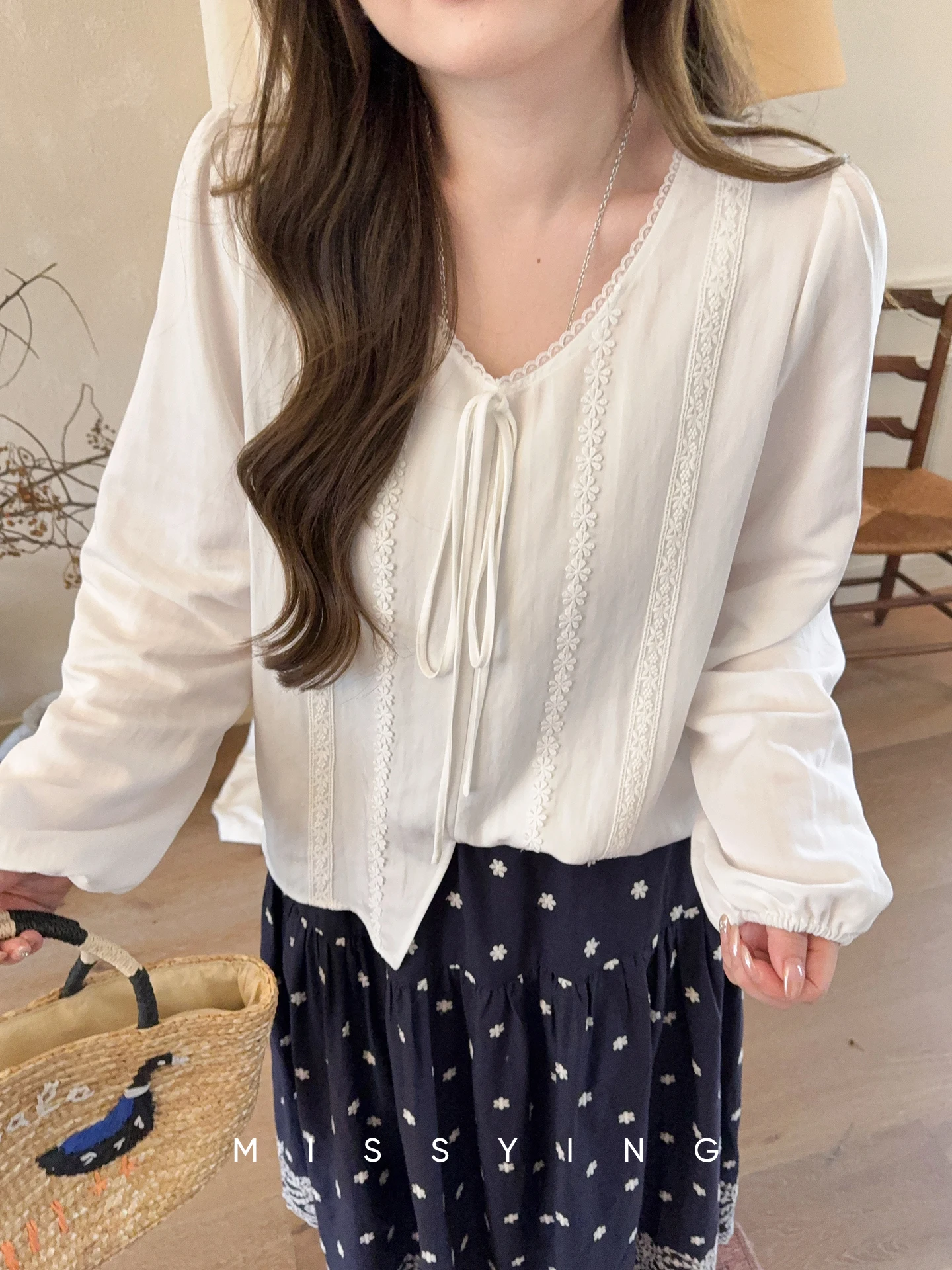 

Женская блузка большого размера с кружевной отделкой, V-образным вырезом, длинным рукавом, белая, весенняя новинка, из смесового хлопка, комфортная посадка, с цветочным принтом