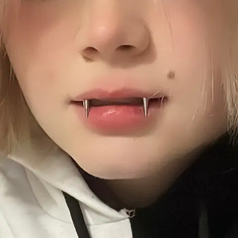 CHUANCI सर्जिकल स्टील 2 पीस/लॉट स्माइली स्माइल लिप नेल पियर्सिंग टूथ नेल सी-शेप स्पाइक लिप्स हूप रिंग्स वैम्पायर टीथ डेकोर 10 best sales स्माइली पियर्सिंग आभूषण - №7